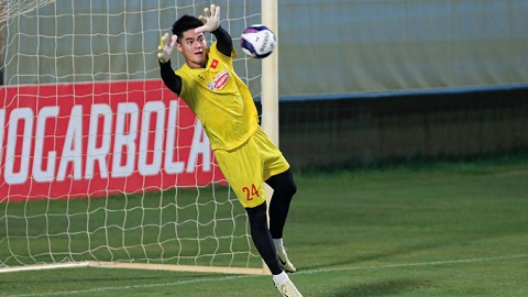  HLV Kim Sang Sik thay đổi hình xuất phát, Trung Kiên, Hiểu Minh lần đầu đá chính